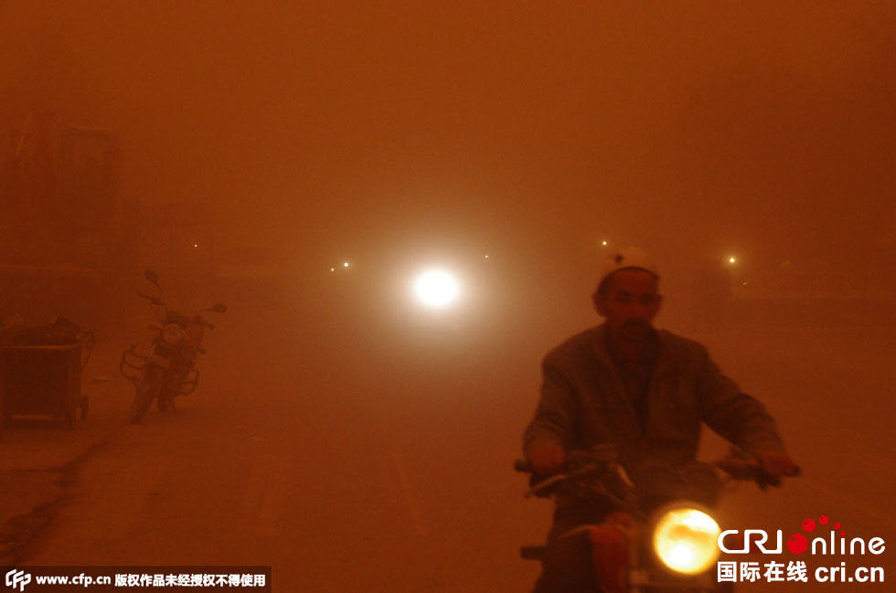 巴扎上的行人紛紛回家?！D片來(lái)源：CFP