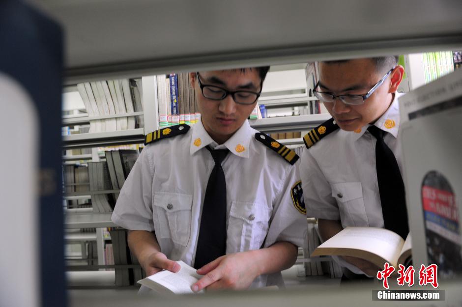 5月8日，武漢輕工大學圖書館保安吳濤與江力在圖書館交流學習。