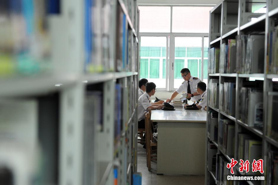 5月8日，武漢輕工大學保安吳濤、江力、黃凱、萬文杰在圖書館學習中。中新社發(fā) 張暢 攝