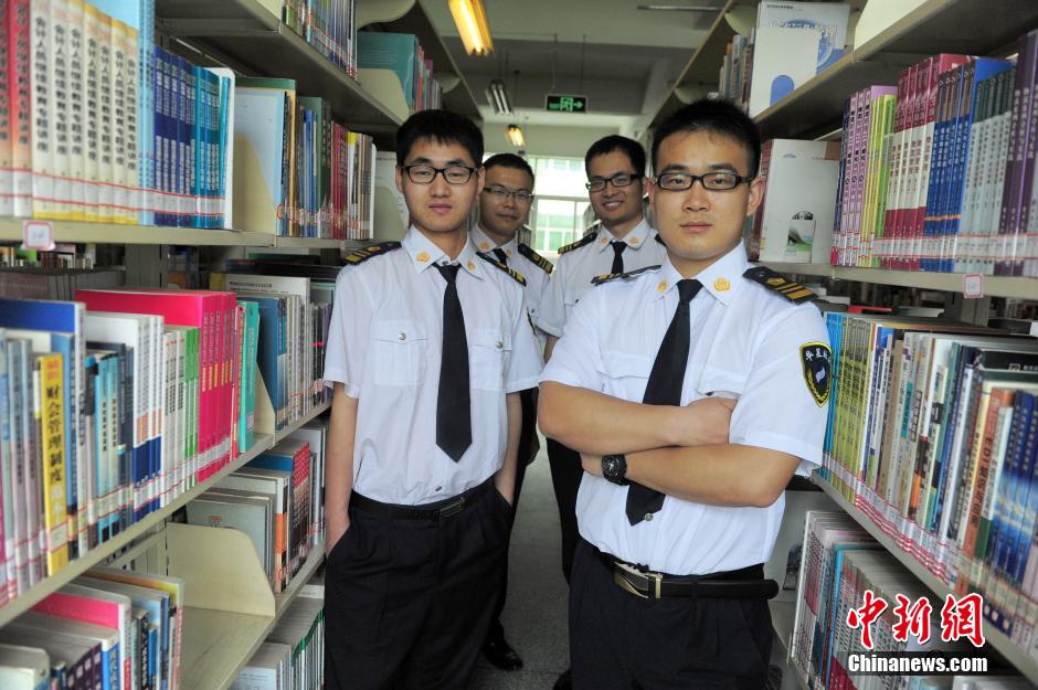 　5月8日，武漢輕工大學圖書館保安吳濤、江力、黃凱、萬文杰。中新社發(fā) 張暢 攝