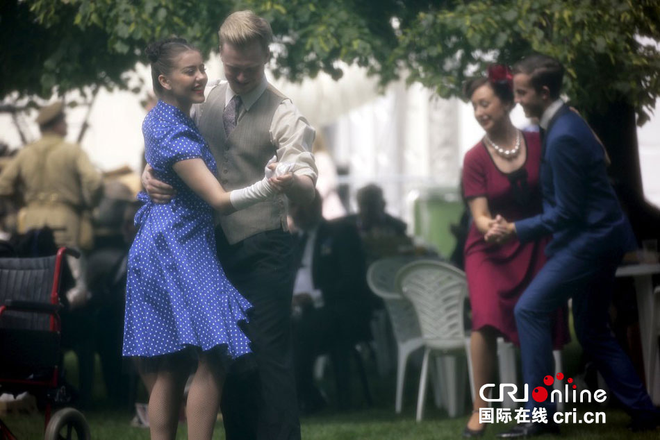 英國(guó)民眾身著年代服裝舞蹈慶祝歐戰(zhàn)勝利70周年