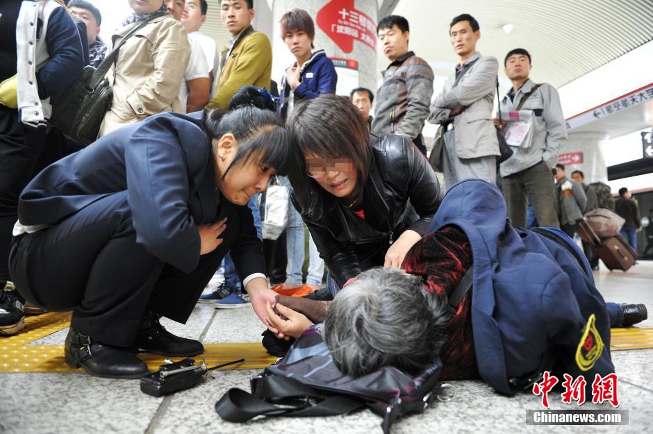 74歲老太地鐵站臺摔倒稱“有老保，不訛人”