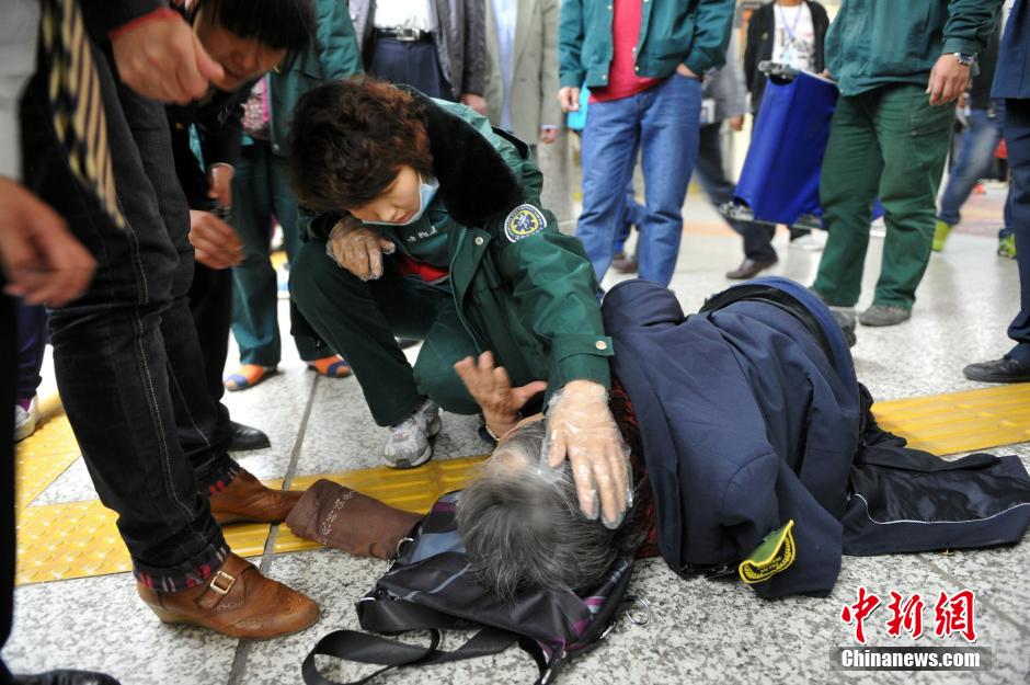 74歲老太地鐵站臺摔倒稱“有老保，不訛人”