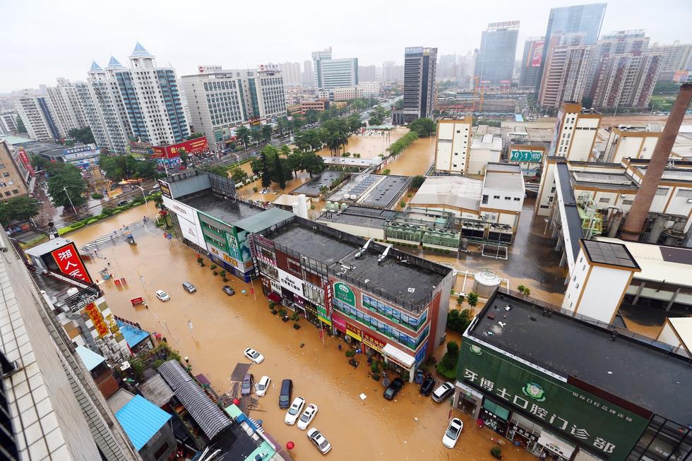 東莞降暴雨街道一片汪洋 東莞降暴雨街道一片汪洋