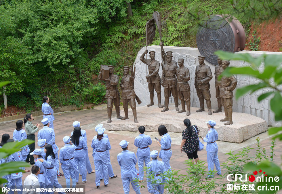 江西贛州干部配偶穿紅軍服進行紅色傳統(tǒng)教育 江西贛州干部配偶穿紅軍服進行紅色傳統(tǒng)教育