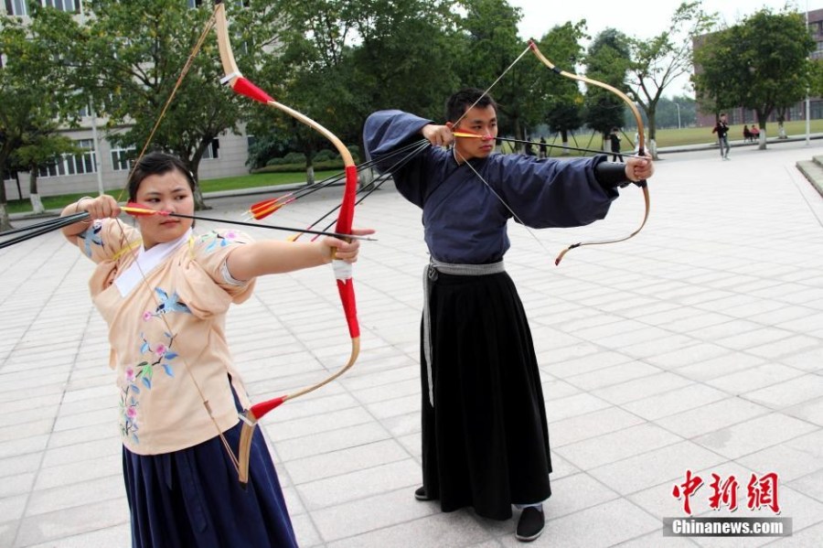 圖為課余練習(xí)射箭的“神雕俠侶”胡雅潔和胡默齋。
