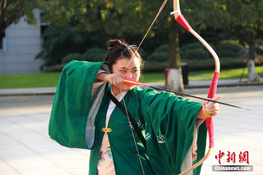 練習(xí)射箭的胡雅潔。