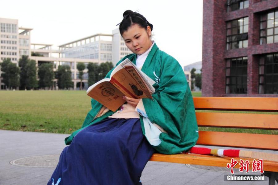 穿漢服在校園讀書的胡雅潔。