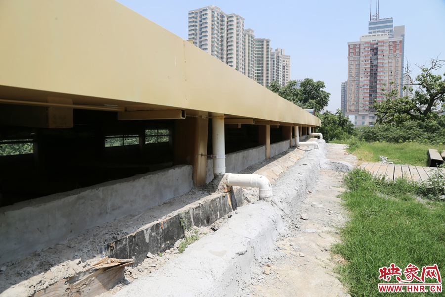 保護(hù)殼外部設(shè)計(jì)有排水系統(tǒng)。