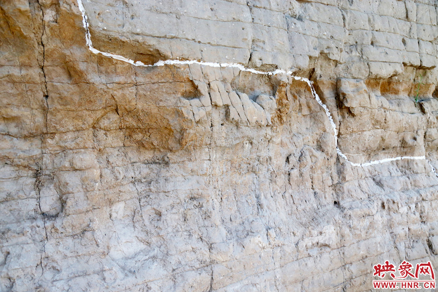 待工程開放后，游客走進(jìn)城墻內(nèi)部，可以看到商代的紅色夯土層、戰(zhàn)國(guó)時(shí)期的白色夯土層。