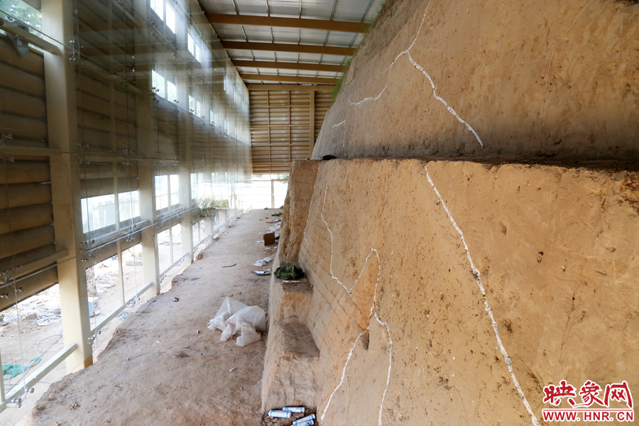 按照最初的設(shè)計(jì)，東側(cè)城墻內(nèi)規(guī)劃有一個(gè)1~2米寬的小展廳。