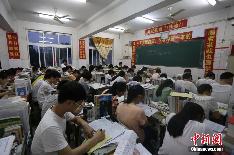河南考生備戰(zhàn)高考 標(biāo)語口號(hào)貼滿教室