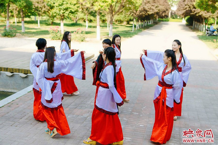 走遍校園的每個角落，只為你能盡可能將有關的記憶都帶走。