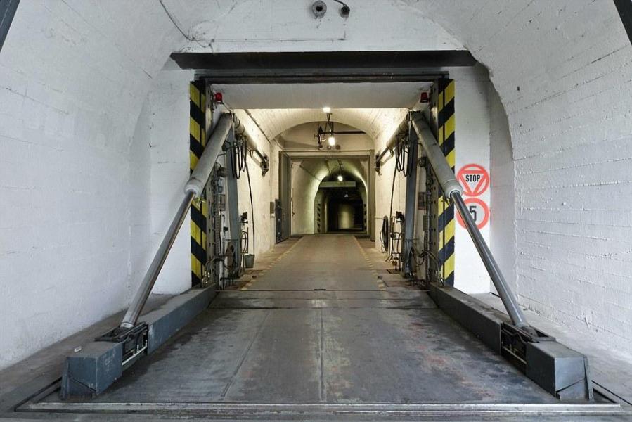 圖為地堡內(nèi)的通道，皆配備攝像頭。