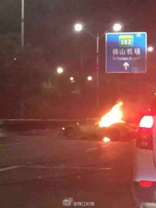 蘭博基尼跑車撞貨車燒成廢鐵 司機當場死亡 蘭博基尼跑車撞貨車燒成廢鐵 司機當場死亡