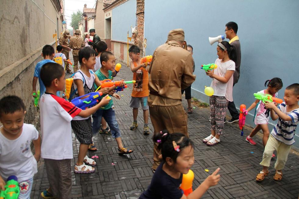 孩子們持水槍打鬼子。
