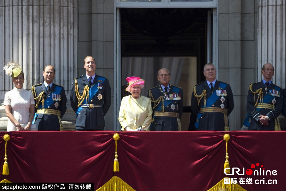 英國女王伊麗莎白二世攜眾王室成員觀看空軍飛行表演。