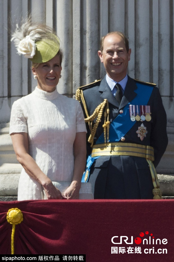 英國女王伊麗莎白二世攜眾王室成員觀看空軍飛行表演。