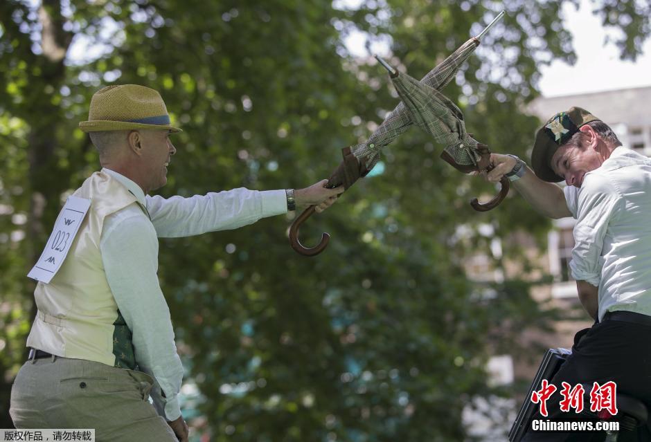 倫敦紳士運動會 騎車“擊傘”人仰馬翻 倫敦紳士運動會 騎車“擊傘”人仰馬翻