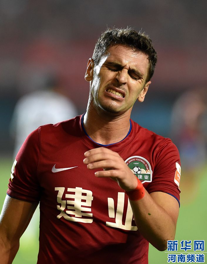 7月19日，河南建業(yè)隊球員伊沃錯失破門機會。新華社記者李博攝