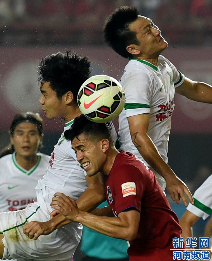 7月19日，河南建業(yè)隊球員哈維爾（右二）在比賽中與對手爭搶頭球。