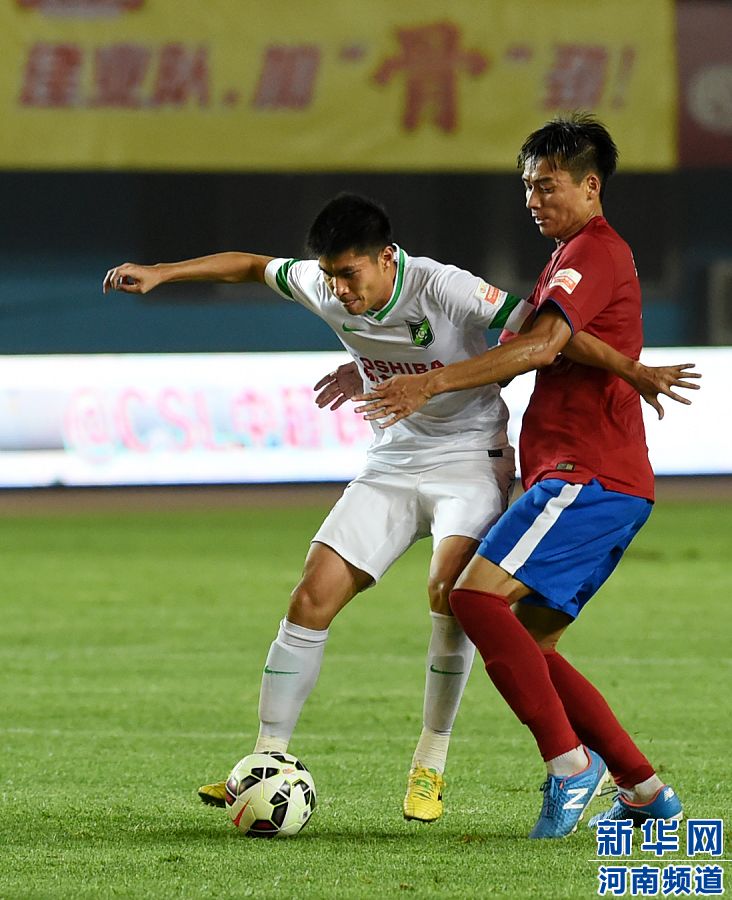 7月19日，杭州綠城隊球員黃希揚（左）在比賽中控球。