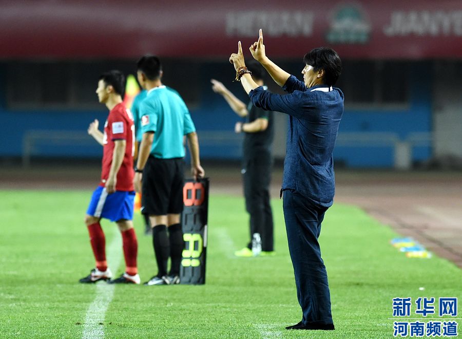 7月19日，河南建業(yè)隊主教練賈秀全（右一）在場邊指揮。