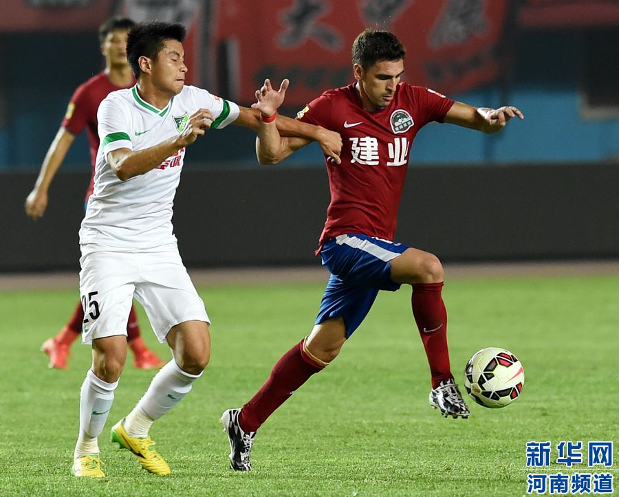 7月19日，河南建業(yè)隊球員伊沃（右）在比賽中帶球進攻。