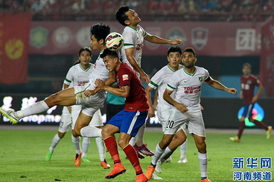 7月19日，河南建業(yè)隊球員哈維爾（前排左二）在比賽中與對手爭搶頭球。