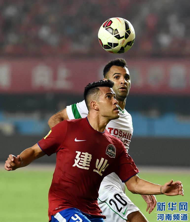 7月19日，河南建業(yè)隊球員哈維爾（前）在比賽中拼搶。