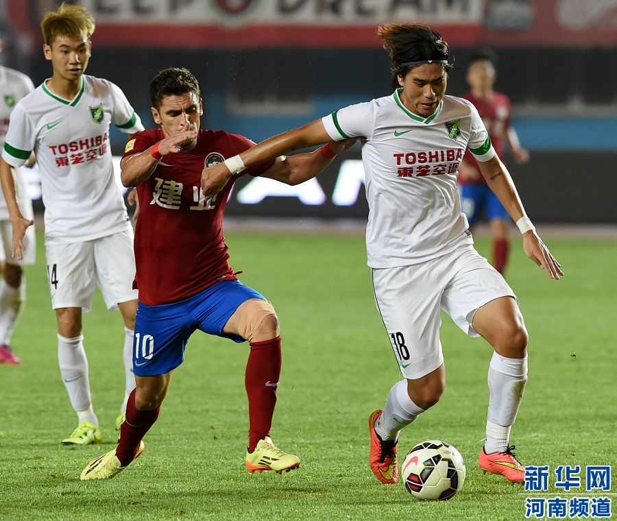 　7月19日，杭州綠城隊球員趙宇豪（右）在比賽中爭搶。