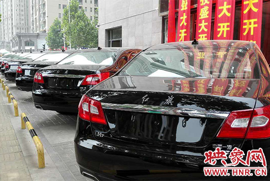 路邊一棟樓上懸掛著二三十條紅色條幅，全部是祝賀一家公司開業(yè)的。