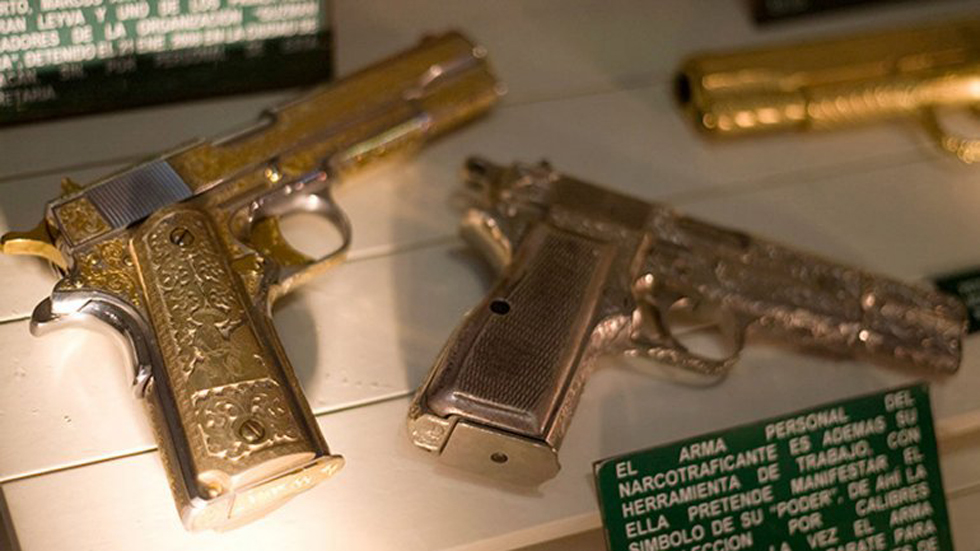 墨西哥毒梟古斯曼收藏的黃金手槍(網(wǎng)頁(yè)截圖) 墨西哥毒梟古斯曼收藏的黃金手槍(網(wǎng)頁(yè)截圖)