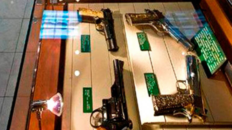 墨西哥毒梟古斯曼收藏的黃金手槍(網(wǎng)頁(yè)截圖) 墨西哥毒梟古斯曼收藏的黃金手槍(網(wǎng)頁(yè)截圖)