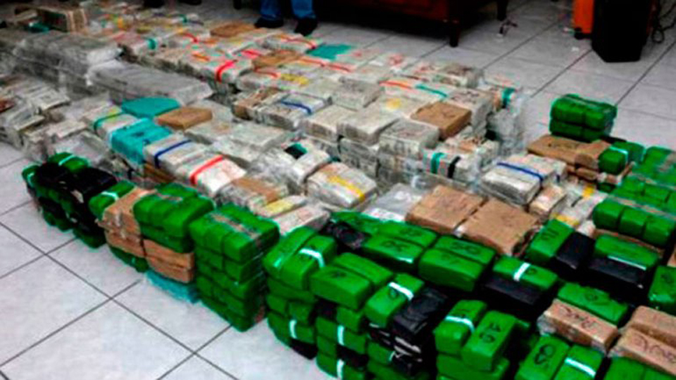 墨西哥毒梟古斯曼家中滿屋的鈔票(網(wǎng)頁(yè)截圖) 墨西哥毒梟古斯曼家中滿屋的鈔票(網(wǎng)頁(yè)截圖)