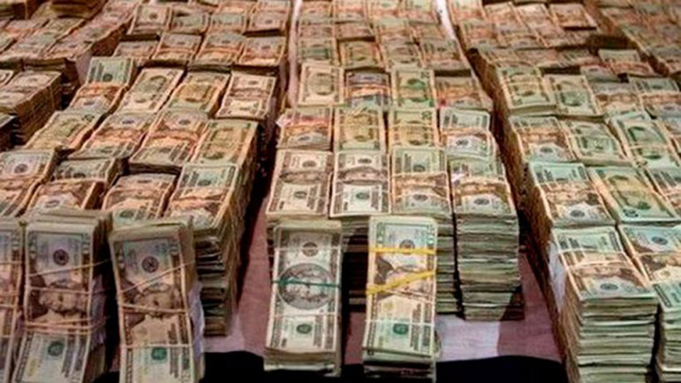 墨西哥毒梟古斯曼家中滿屋的鈔票(網(wǎng)頁(yè)截圖) 墨西哥毒梟古斯曼家中滿屋的鈔票(網(wǎng)頁(yè)截圖)