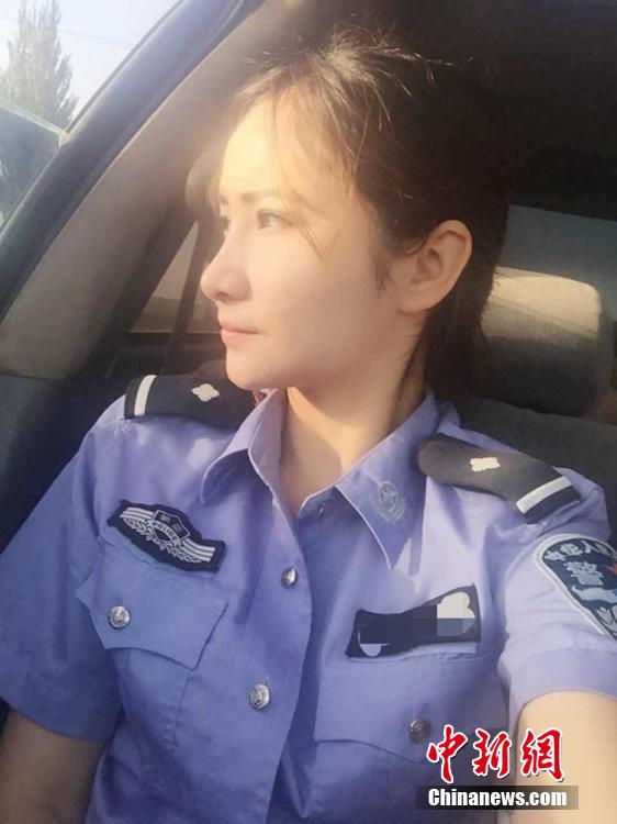 新疆兵團女民警生活照走紅網(wǎng)絡(luò) 被譽“最美警花”