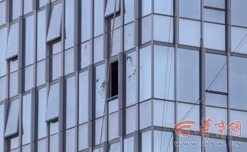 西安2名蜘蛛人被風刮飛 撞擊大樓外墻致死 西安2名蜘蛛人被風刮飛 撞擊大樓外墻致死