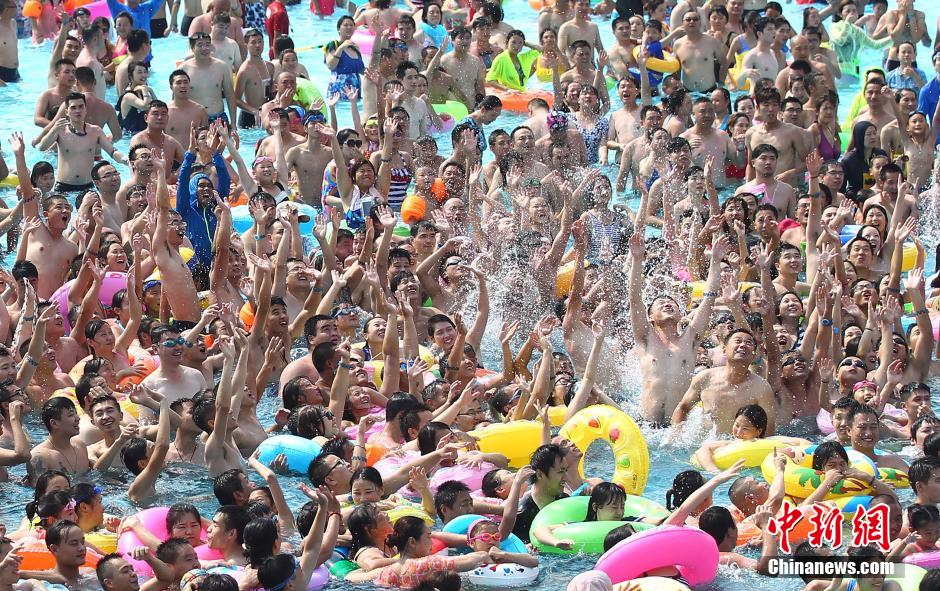 8月1日，民眾扎堆在南京湯山歡樂水魔方水上樂園戲水，享受“冰火兩重天”的涼爽和激情。連日來，中國大部分地區(qū)迎來高溫天氣。