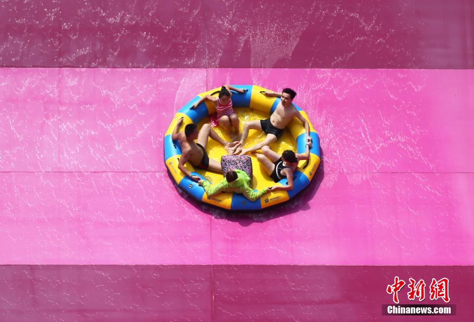 8月1日，民眾扎堆在南京湯山歡樂水魔方水上樂園戲水，享受“冰火兩重天”的涼爽和激情。連日來，中國大部分地區(qū)迎來高溫天氣。