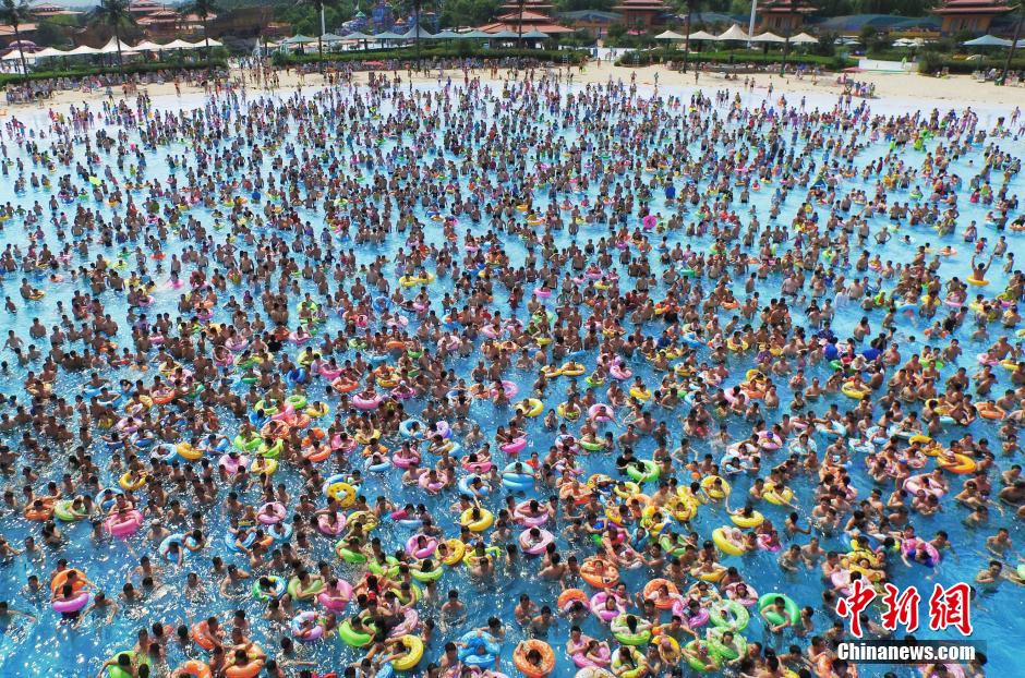 8月1日，民眾扎堆在南京湯山歡樂水魔方水上樂園戲水，享受“冰火兩重天”的涼爽和激情。連日來，中國大部分地區(qū)迎來高溫天氣。