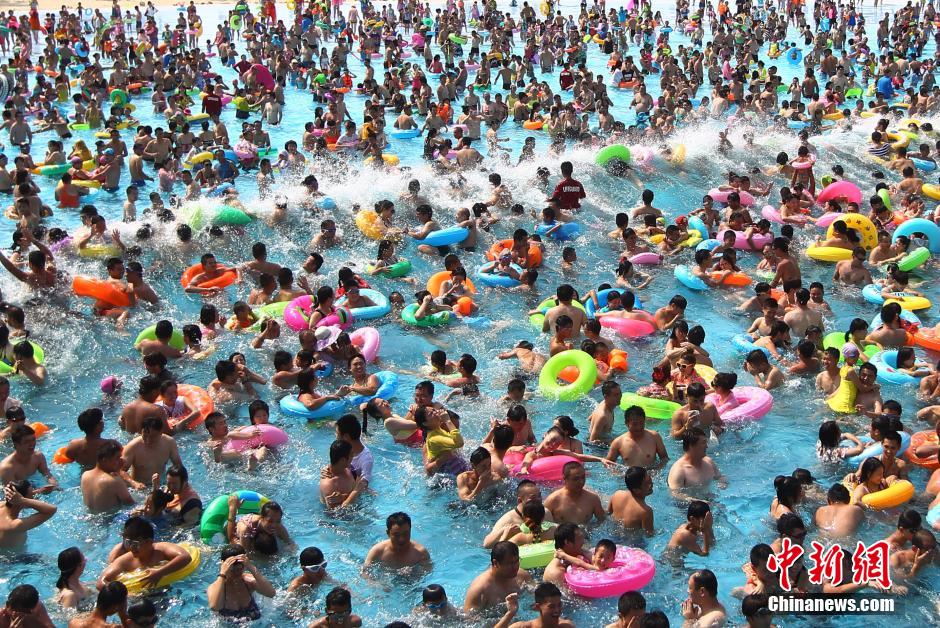8月1日，民眾扎堆在南京湯山歡樂水魔方水上樂園戲水，享受“冰火兩重天”的涼爽和激情。連日來，中國大部分地區(qū)迎來高溫天氣。