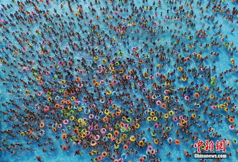 8月1日，民眾扎堆在南京湯山歡樂水魔方水上樂園戲水，享受“冰火兩重天”的涼爽和激情。連日來，中國大部分地區(qū)迎來高溫天氣。