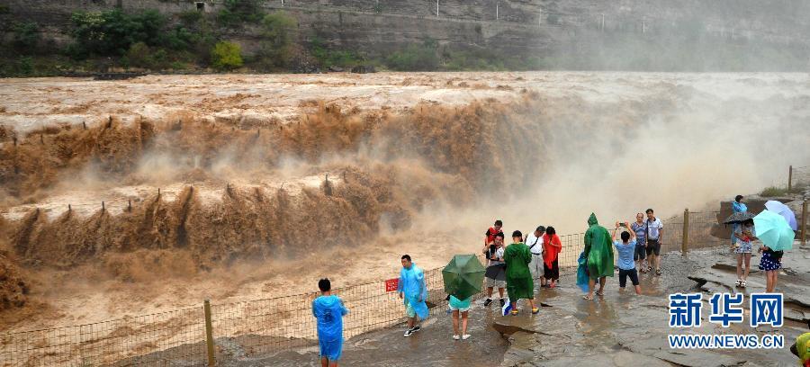 8月2日，游客在山西吉縣黃河壺口瀑布景區(qū)游覽觀瀑。