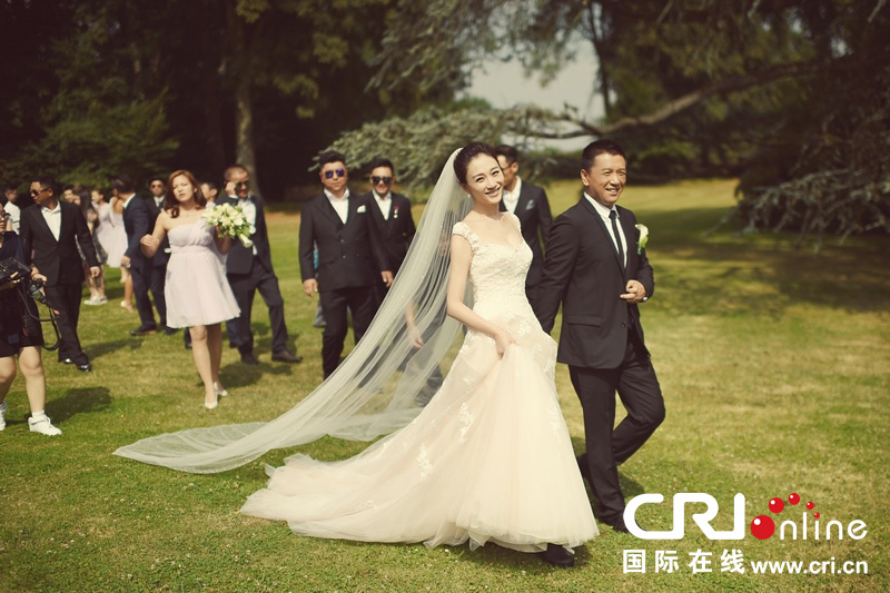 李小冉比利時(shí)辦婚禮 朱丹、鐘欣潼、應(yīng)采兒做伴娘