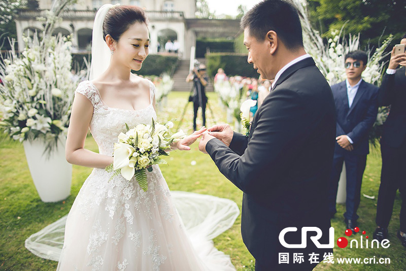 李小冉比利時(shí)辦婚禮 朱丹、鐘欣潼、應(yīng)采兒做伴娘