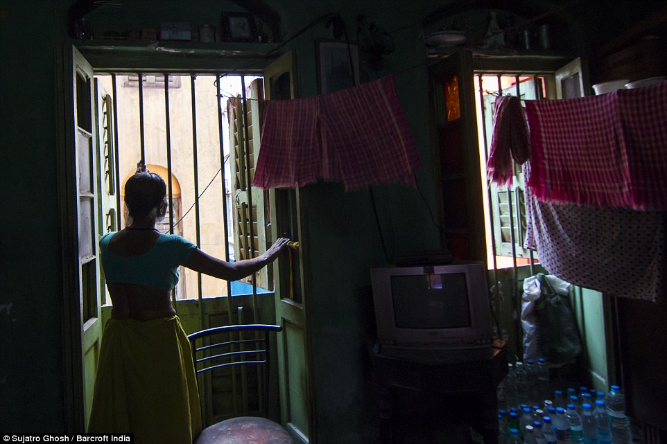 72歲的Maya Banarjee說：“我已經(jīng)太老了，但是我不會離開?！? complete=