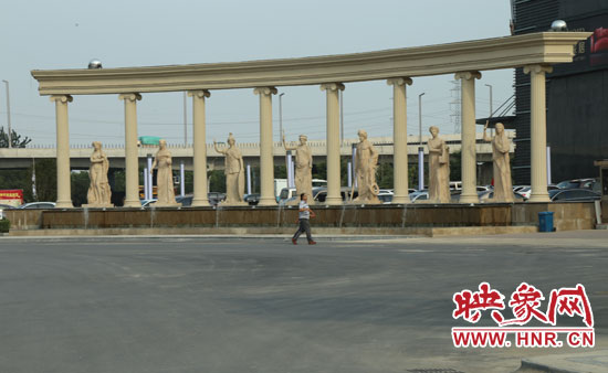 在這個“凱旋門”前是一處噴泉景觀。