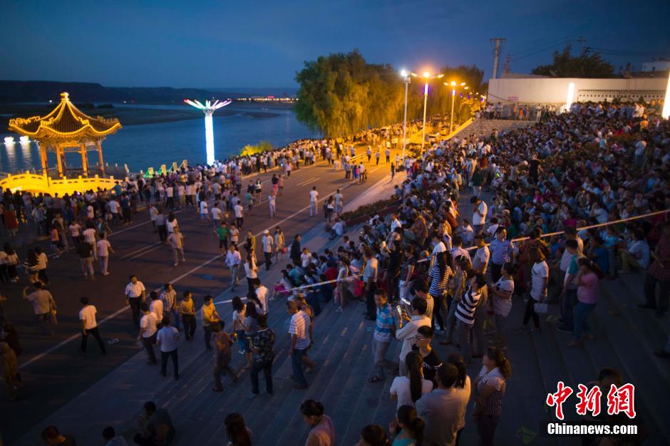 數(shù)萬民眾前來黃河邊觀看河燈。 張云 攝