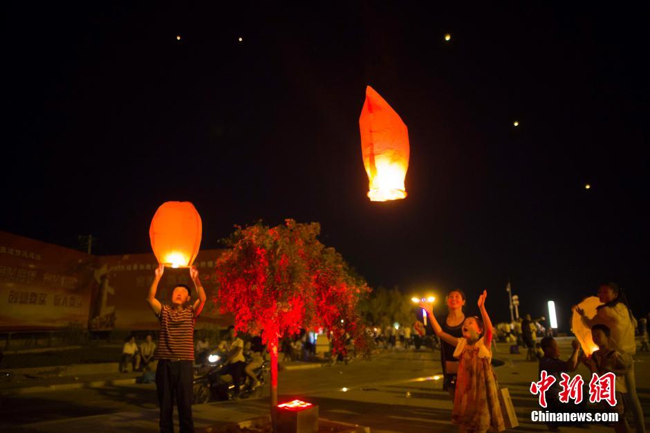 民眾燃起孔明燈助興。 張云 攝